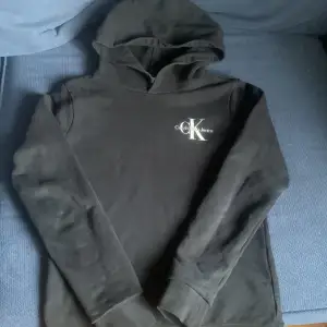 detta är en svart Ck hoodie som jag inte har använd för att jag fick den som present men den var då för liten, den är i topp skick ingen liten skråma eller nåt