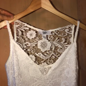 Vit sommarklänning/ studentklänning - En fin vit klänning från Rebecca Stella. Kan användas som studentklänning eller en fin sommarklänning.  Storlek:  S/ EU 34  Sitter tajt på kroppen med en slit i mitten framtill. Kan skicka flera bilder om så önskas. Väldigt bra skick!   Pris: 300 