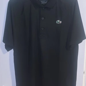 Lacoste pike - Helt ny Lacoste piké, köpt på zalando för 1100kr. Helt oanvänd pga att jag inte gillade hur den klädde mig.
