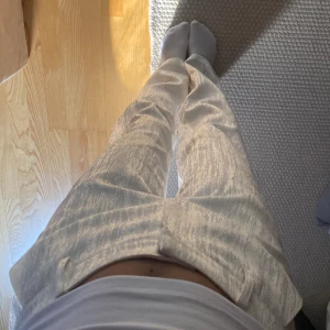 Vita byxor  - Vita raka byxor i fin mönster