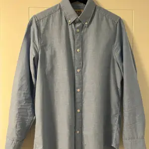 Säljer nu denna blåa skjortan från Brothers i skick 6/10. Det ändå felet är en liten fläck på axeln. Den är i storlek xs och ny priset ligger på 700kr, mitt pris 249kr