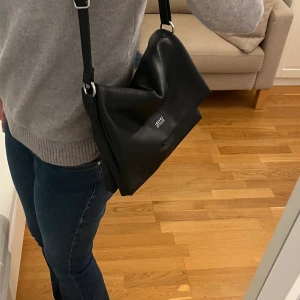 Handväska  -  Den har flera fack inne och bandets längd kan regleras. Pris kan diskuteras💗