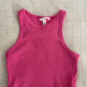 Söt rosa topp - Använd Max 3 ggr, nyskick Jättefin rosa färg! säljer pgr av att den är för liten☺️