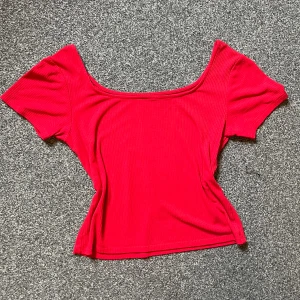 T-shirt - Söt röd topp. Passar vardagligt och pefekt till sommaren!  Bra skick! 