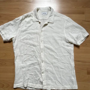 Benvit skjorta East West  - Normal i storlek, varsamt använd 