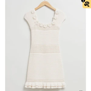 other stories  - Jätte söt virkad klänning från &other stories. Perfekt till student, skolavslutning, konfirmation eller bara i sommar! Aldrig använt med lapp kvar. I storlek xs men passar mig som vanligtvis bär S 