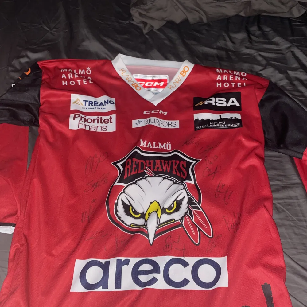 Säljer en Malmö Redhawks tröja som är signerad av alla spelare 23. Har använt den 1 gång . Tröjor & Koftor.
