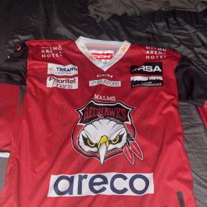Säljer en Malmö Redhawks tröja som är signerad av alla spelare 23. Har använt den 1 gång 