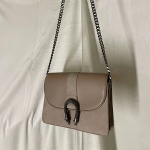 Beige hand/axelväska - Gott skick med två stora fack