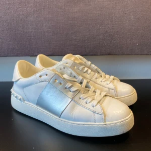 Valentino Skor - Hej! Säljer nu mina skor från märket Valentino , Storlek 37 fint skick. Tveka inte på att höra av dig om du har frågor eller funderingar kring varan! 