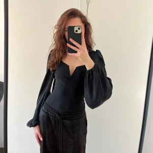 Svart blus - Väldigt fin svart tröja med puffärmar. Säljer då jag redan har en likande, prislapp är fortfarande kvar.  