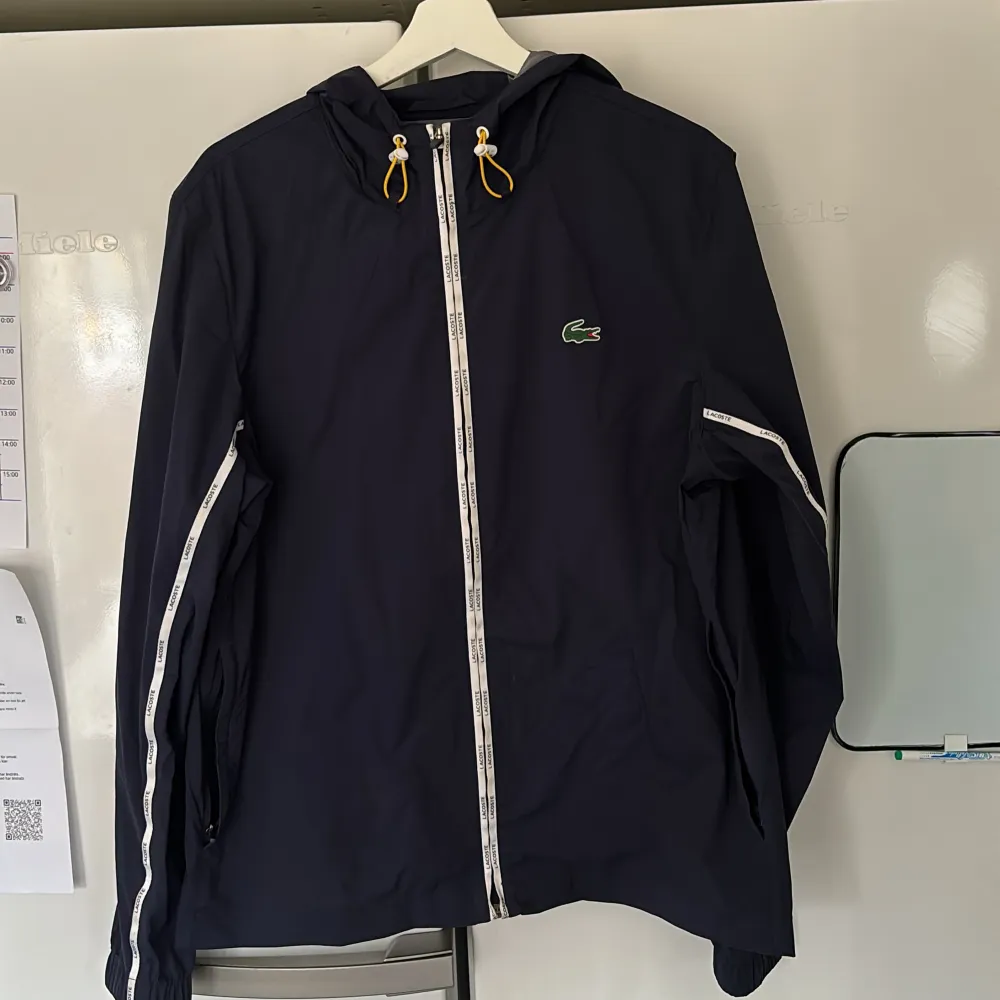 Hej, säljer min Lacoste windbreaker som är perfekt nu till våren då det kan vara blåsigt och regnigt! Det är en fransk 52 vilket motsvarar M/L i storlek! En väldigt snygg och bra jacka för ett bra pris! 🏆   Kan tänka mig gå ner i pris för snabbdeal!😃. T-shirts.