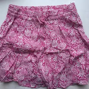 Säljer även denna söta rosa minikjol från zara. Perfekt till sommaren! Strl S. Säljer för 129 kr💗