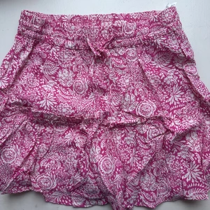 Minikjol  - Säljer även denna söta rosa minikjol från zara. Perfekt till sommaren! Strl S. Säljer för 129 kr💗