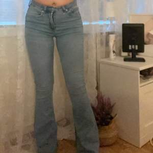 Mid Rise bootcut jeans som har lite stretch🤍 Innerbenslängden: 78cm🥰 Midjemåttet: 35cm rakt över 🥰 
