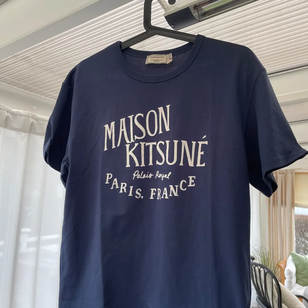Säljer denna riktig feta Maison Kitsune T Shirt som kommer trenda i sommar | Storlek S, sitter större | Riktigt fint skick | Nypris 1000kr | Mitt pris 549kr. T-shirts.