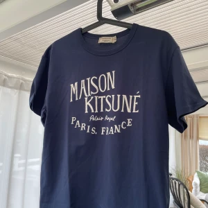 Maison Kitsune - Säljer denna riktig feta Maison Kitsune T Shirt som kommer trenda i sommar | Storlek S, sitter större | Riktigt fint skick | Nypris 1000kr | Mitt pris 549kr