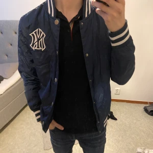 New york jacka  - Riktigt fet vår jacka som passar med allt möjligt, har haft den liggnas och även används ett par gånger, priset kan diskuteras.