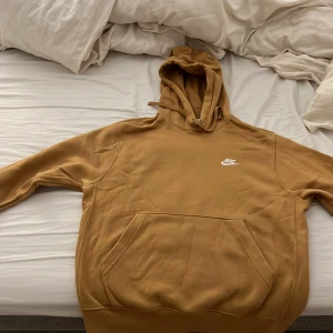 Nike Hoodie  - Nike hoodie i bra skick, storlek M men liten i storleken. Använd men välskött. Pris kan diskuteras vid snabb affär. 