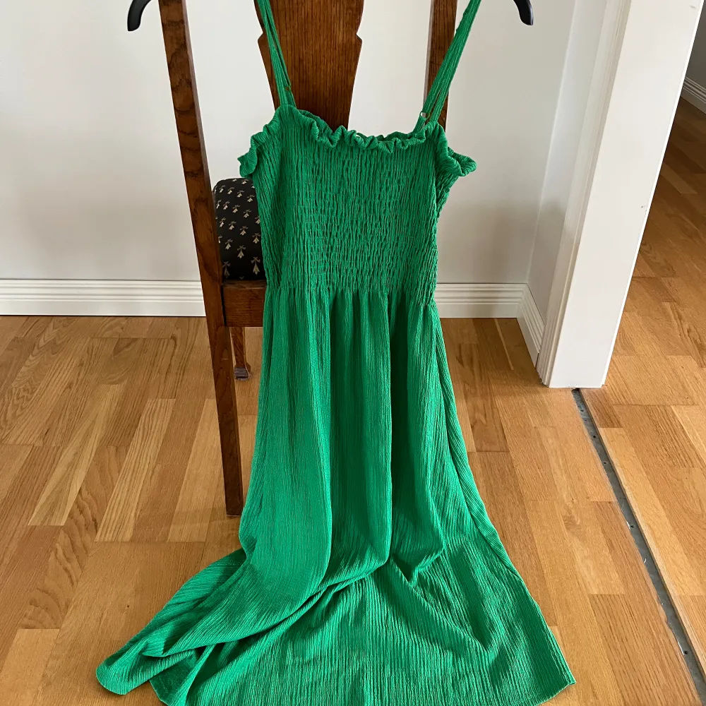 En grön långklänning som aldrig är använd. Storlek S. Klänningar.