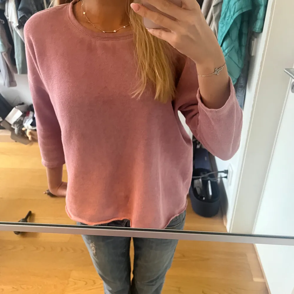 Fin trekvartsärmad tröja i rosa, sweatshirtmaterial. Storlek XS. Tröjor & Koftor.