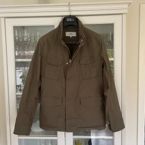 John Henric Field Jacket - Säljer nu denna fina jacka som passar perfekt inför våren, köpt på NK för 1800. Storlek S men passar även M, skick 9/10. Skriv om ni har några frågor!