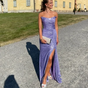 Balklänning  - Säljer min älskade balklänning!! Den är ljuslila glittrig och passar strlk 36. Köpte den för 6000kr och säljer den därför för 2900kr💗💘Man kan komma förbi och prova om man vill!! Skriv för fler bilder!