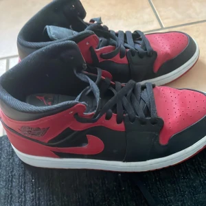 Jordan 1 Banned Mid - Använd ett par gånger Tvättas såklart innan frakt Cond 7/10
