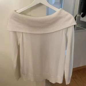 Stickad off shoulder tröja - Jättefin stickad tröja från we studio skriv om du har frågor💗