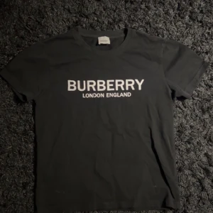 Burrbery  - En oanvänd Burrbery t-shirt 