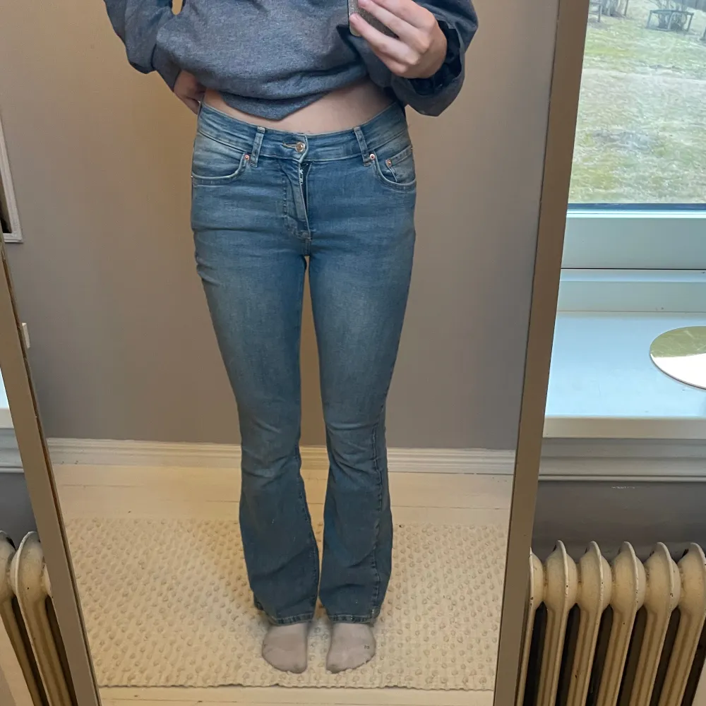 Blåa Bootcut jeans från ginatricot i nyskick, storlek 36.  Innerbenslängd är 80cm, lite korta på mig som är 175cm.  . Jeans & Byxor.