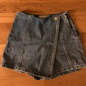 Shorts som ser ut som en kjol från stradivarius🩷Storlek 32 och säljer pga att de är för små, har använts ett fåtal gånger🩷 Står inte för frakten 