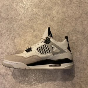 Jordan 4 military black - Säljer ett par riktigt fina Jordan 4 military black. Använda endas 2 gånger för dom var för små för mig. Strl 41
