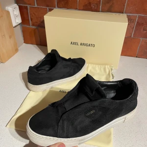 Axel arigato clean 360 - fräscha axel arigato clean 360 skor, skicket på skorna är 8/10, dust bag och kartong medjöljes, skorna är i storlek 42 men passar 43, priset kan diskuteras vid snabb affär, skriv privat för mer funderingar och bilder!!🙌