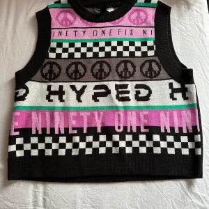 Crop top  - Mönstrad crop top från hm! Storlek M  Använt 1 gång och säljer för att det inte är min stil längre.  Jätte bra kvalite och ett skönt stickat material. Tröjan slutar ungefär vid naveln. 
