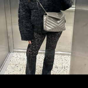 Spetsbyxor Calzedonia - Säljer dessa slutsålda spetsbyxor från Calzedonia, storlek S  Har gått ett litet hål i spetsen längst ner på byxorna. Inget som man tänker på eller ser.