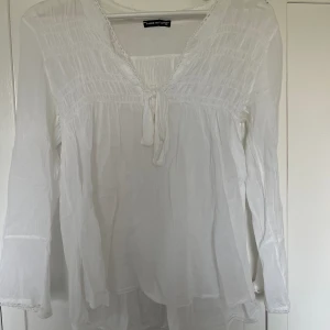 Vit blus  - Vit blus i storlek S. Superfin sommarblus som knappt är använd🥰
