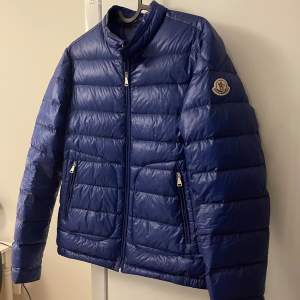 Moncler Acorus i grymt skick! OBS Storlek 14y/164cm, passar mig som är 175. Pris går att diskutera! 