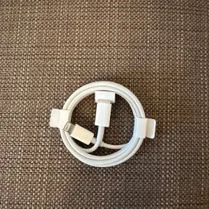 Apple original USB C-sladd till lightningkabel 1m säljes helt ny och oanvänd. Tagen från min iPhone kartong  