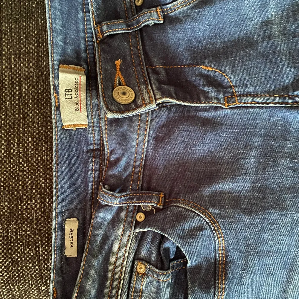 Trendiga mörkblå jeans från Ltb. Mycket fint skick, tyvärr är dem lite för korta för mig därav säljer jag dem. Storlek 28x32, men väldigt strechiga så passar XS-M. Innerbenslängd: 80cm. Jeans & Byxor.