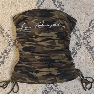 Militär y2k tubtopp - Supercute y2k tubtopp med snören vid sidorna som går att justera. "Los Angeles" Skrivet över bröstet med diamanter.