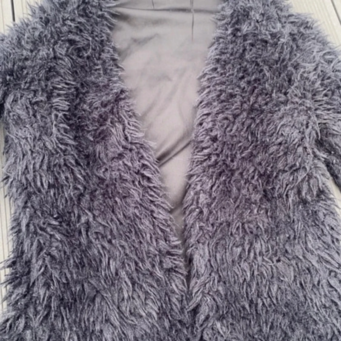 Svart lurvig kofta - 90