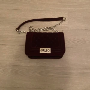 Vin röd väska  - En jätte fin rödvin väska , aldrig använd , säljs för 150 men kan gå till 100 kr