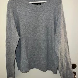 Stickad tröja  - Stickad tröja från Vero Moda som tyvärr är förstor☺️