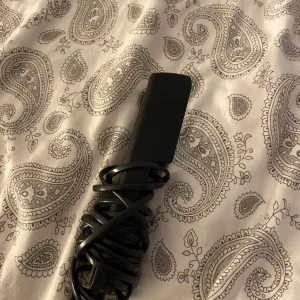 Accessoarer  - Säljer denna tång som krusar håret. Det är en mindre modell och säljer den då jag föredrar platt hår