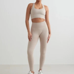 Träningskläder Aimn - Träningskläder från Aimn, ett par tights och en topp. Båda i storlek S, i färgen beige. Matchande set. Fint skick.