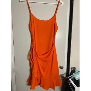 Orange sommarklänning - Aldrig använd, neon orange