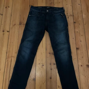 Replay andass jeans - Säljer nu mina mörkblåa Replay anbass i storlek 30-32 kond 9/10 använd ett fåtal gånger ny pris runt 1300 mitt pris 600 hör av er vid frågor eller funderingar skulle vara intresserad med byte mot mörkgrå samma(Replay anbass)