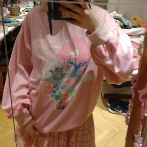 Jättesöt tröja - Supersöt rosa tröja med ett jättegulligt tryck på! Bara använd några få gånger och jättebekväm💞🎂