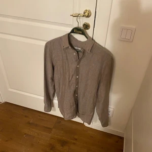 Linneskjorta - köpt på cubus för 599, mitt pris 299 helt ny, kan ev gå ner i pris,